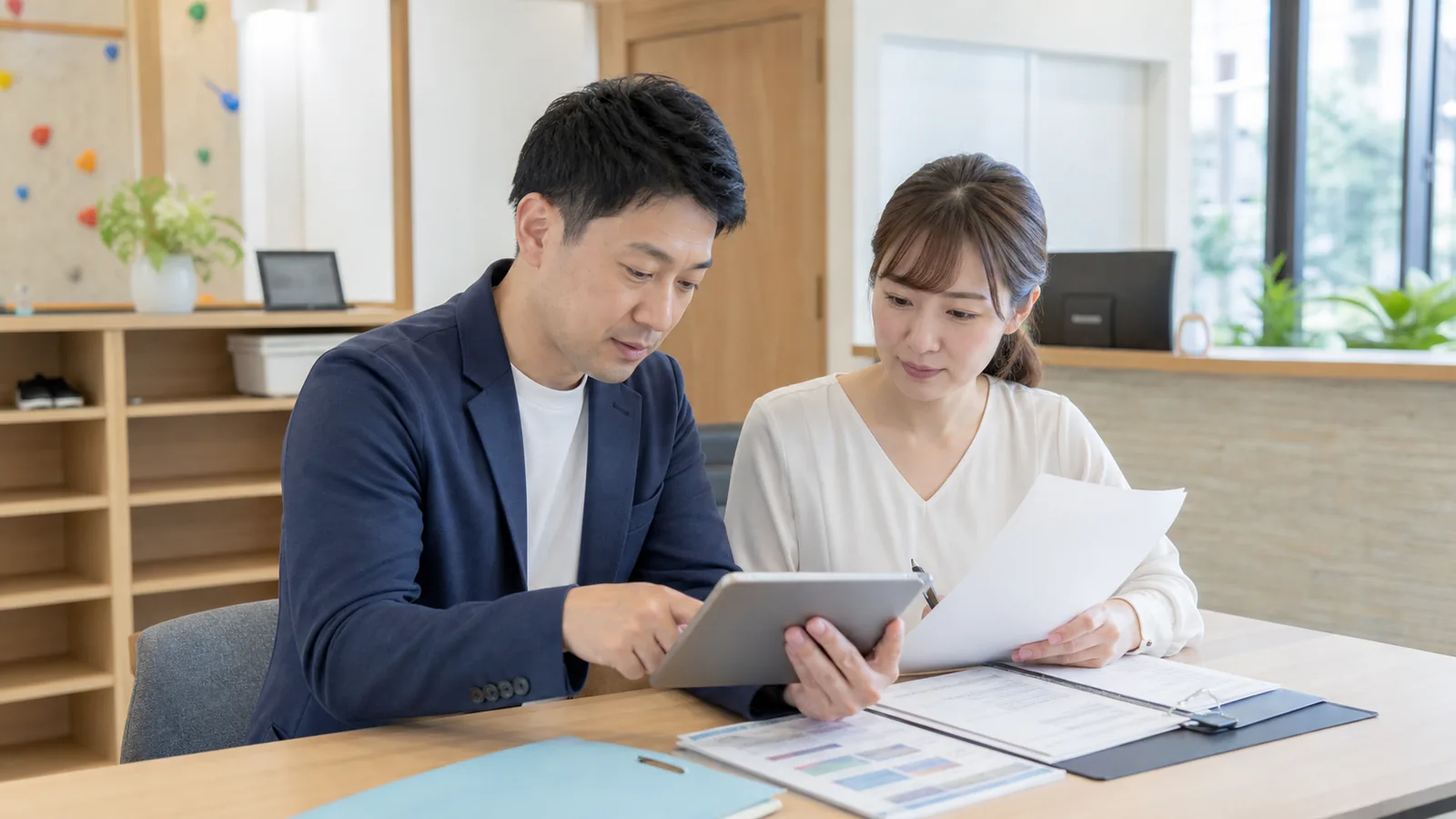 長久手市のサービス事業で予約実績と拠点別人件費を確認する経営者と経理担当者