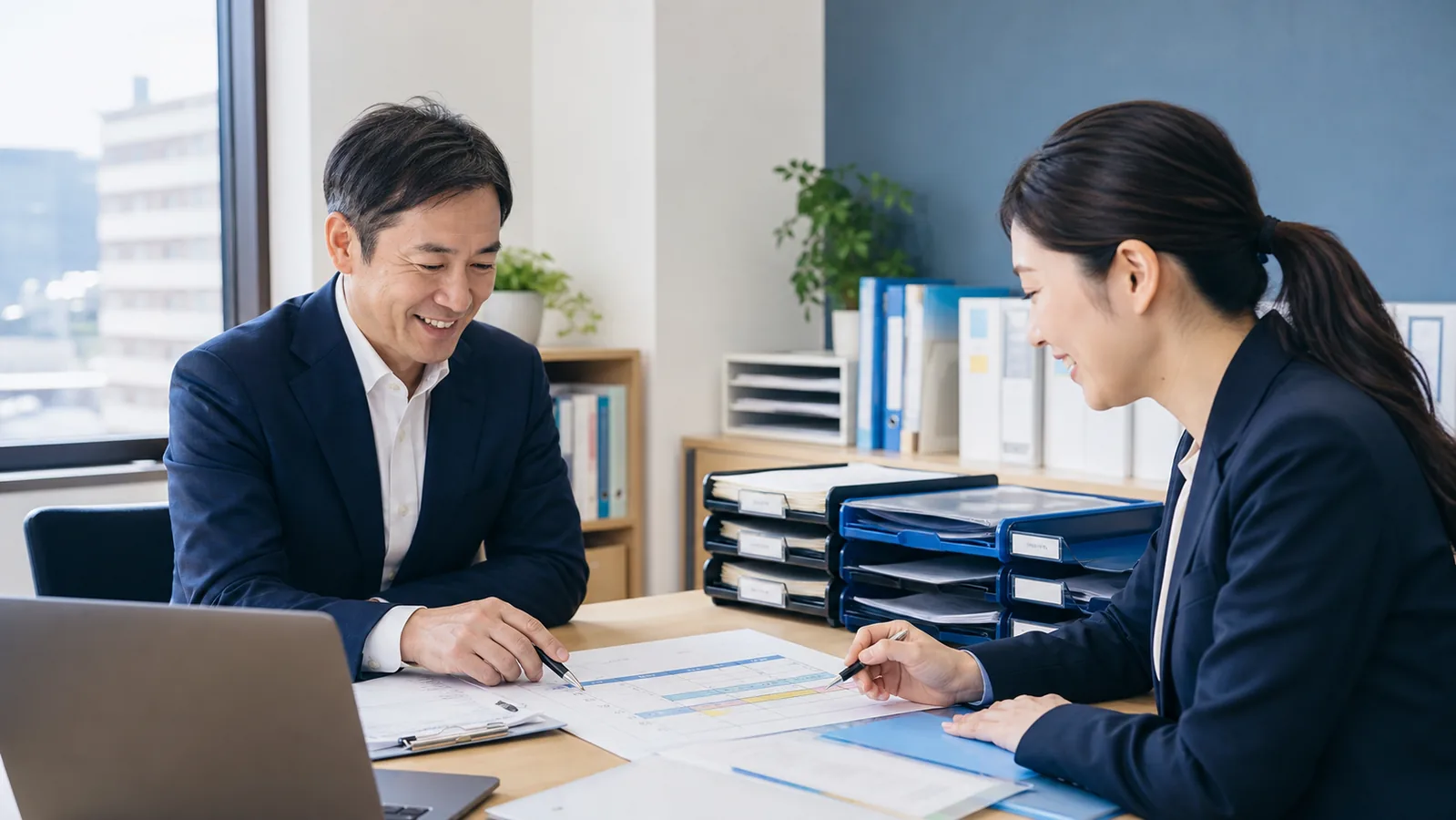繁忙期だけの経理代行の管理表を確認する会社責任者と経理支援担当者