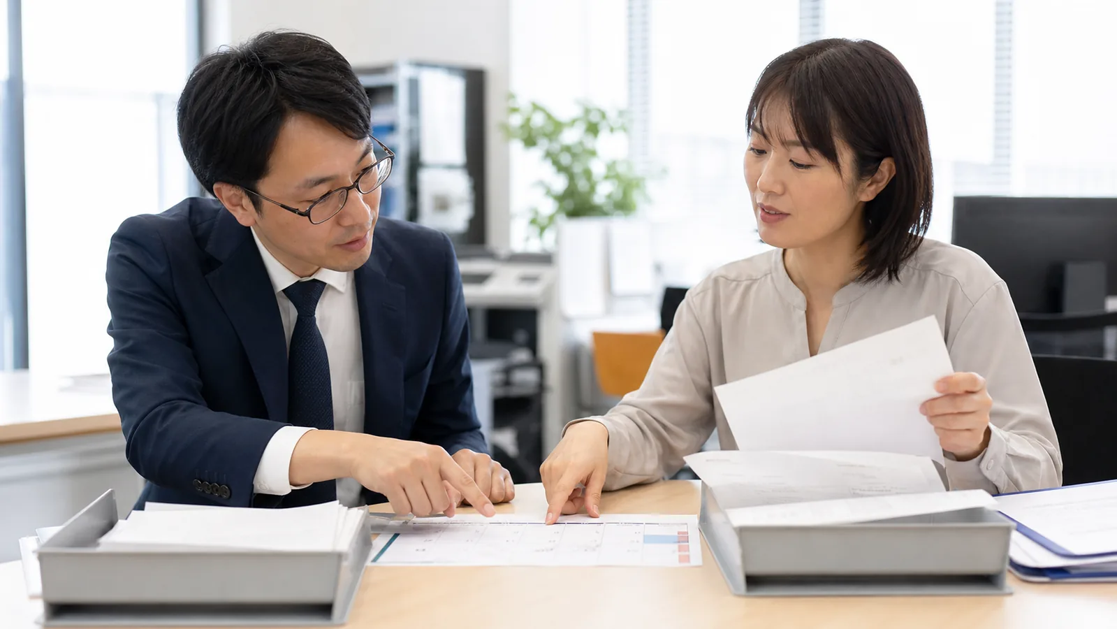 月途中の経理を処理済み・未処理・確認中に分け、更新停止から初月残高まで引き継ぐ図