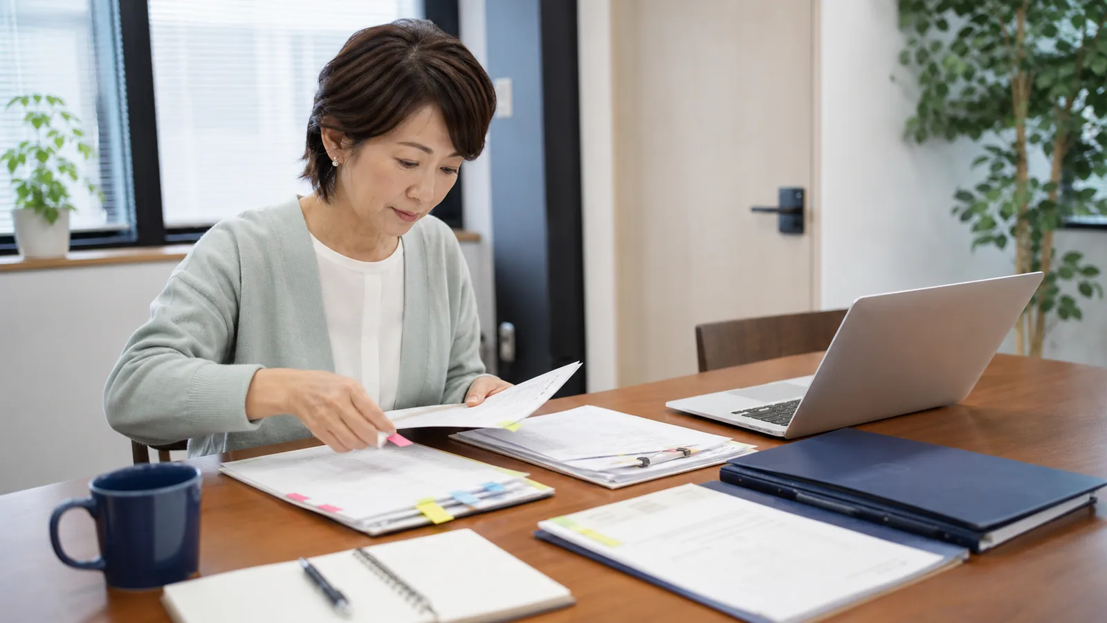 経理代行の初回相談の管理表を確認する担当者