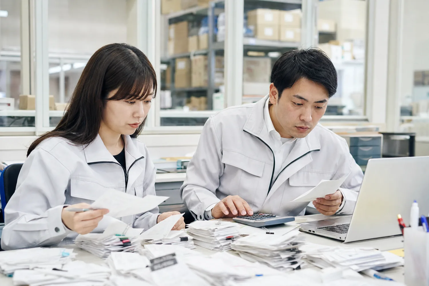 経理代行の追加料金の資料、期限、担当、承認、結果を一つの台帳で管理する図