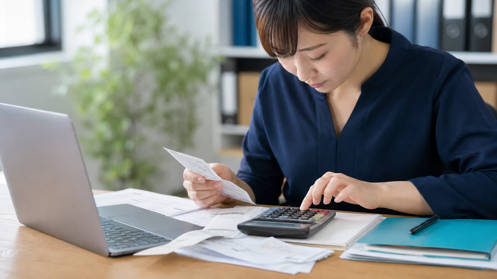法人カードの利用明細、証憑、取消返金、会計仕訳、銀行引落、未払残高を照合する図