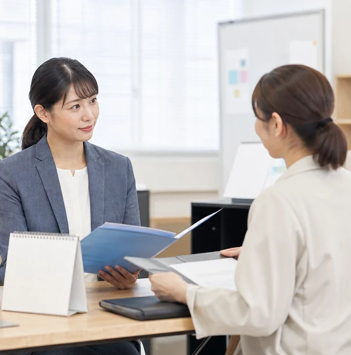 経理の属人化の運用を見直す様子