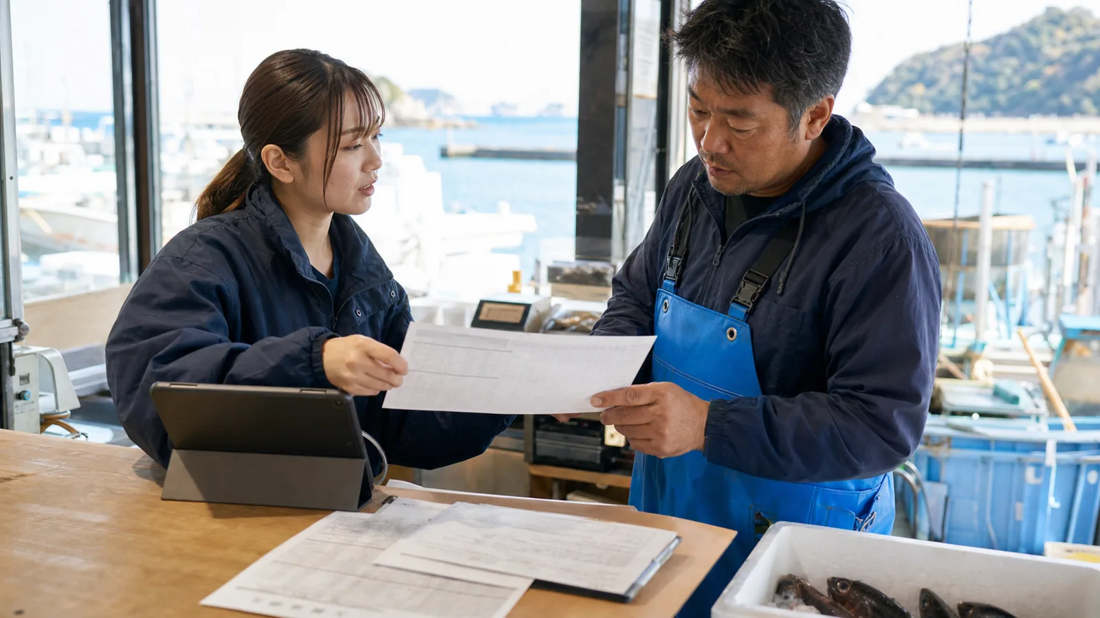 南知多町の水産・観光複合経理の管理表を確認する担当者