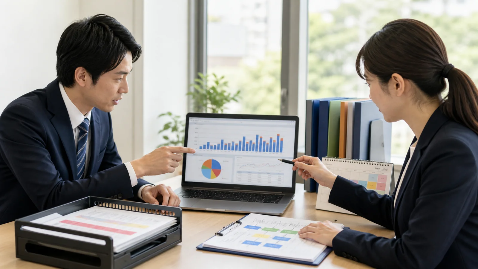 経理代行会社の処理能力について経理資料を確認する様子