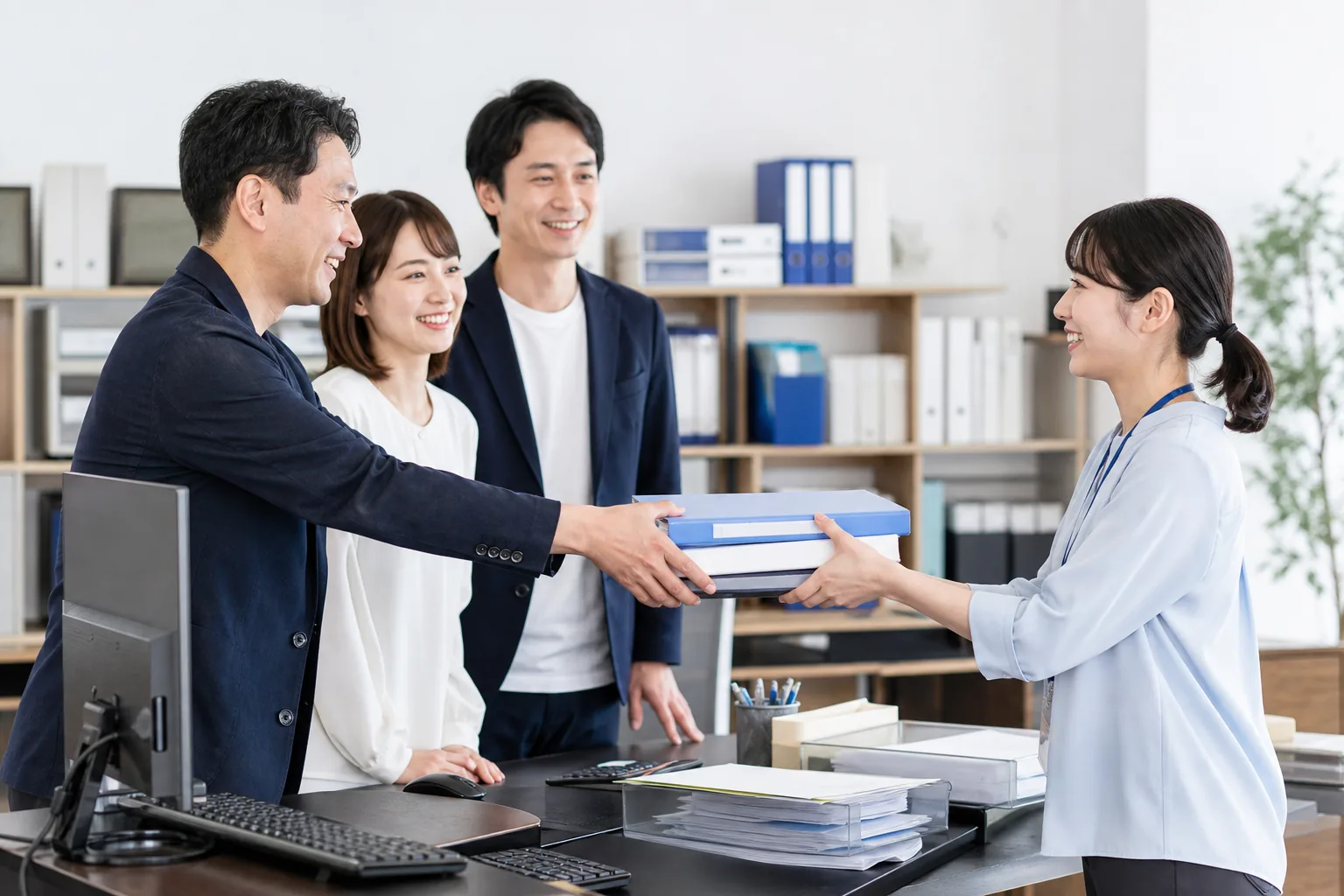 月次試算表を確認し経営判断について話し合う中小企業の担当者
