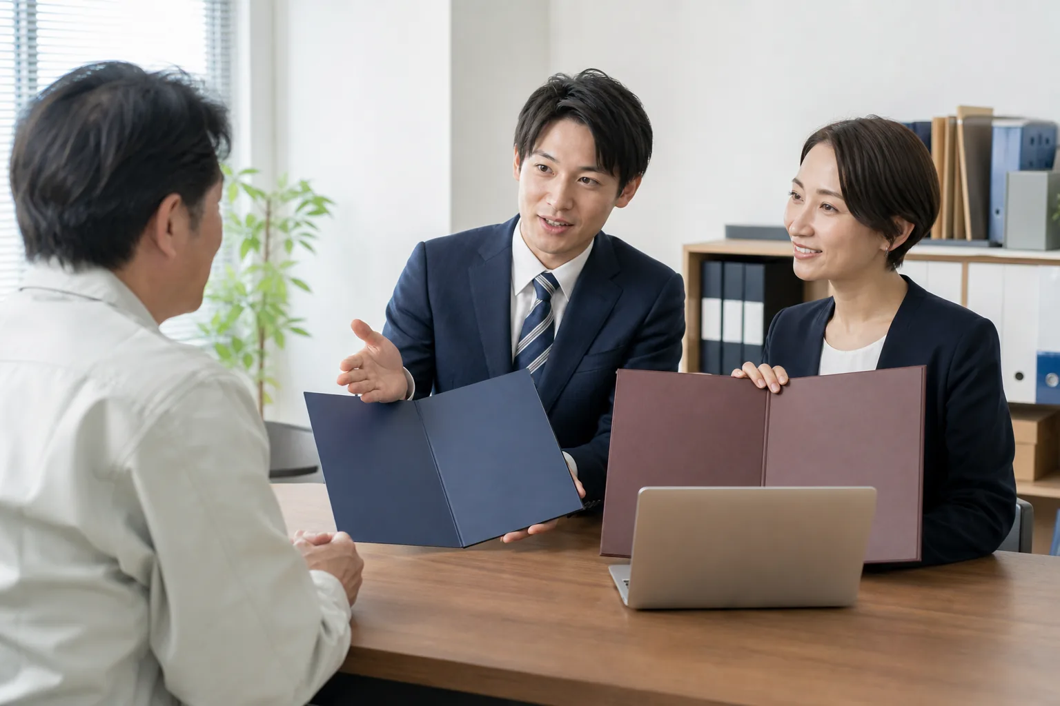 月次の売上と費用の増減を確認し次の行動を決める経営者と担当者