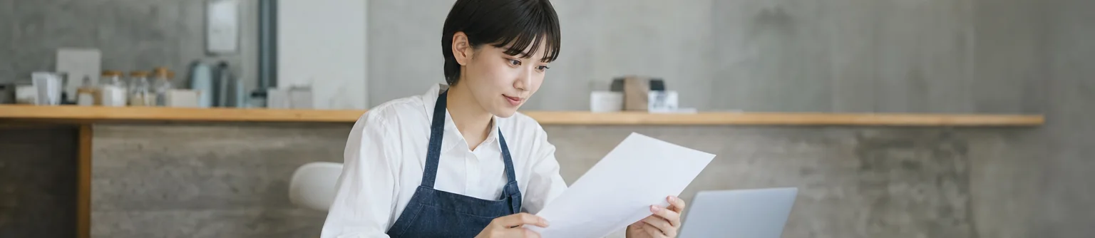 経理改善の進め方を話し合う事業者と専門スタッフ