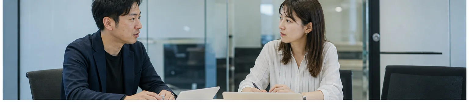 IT企業の経理を整える月次管理のポイントの改善を話し合う事業者と専門スタッフ